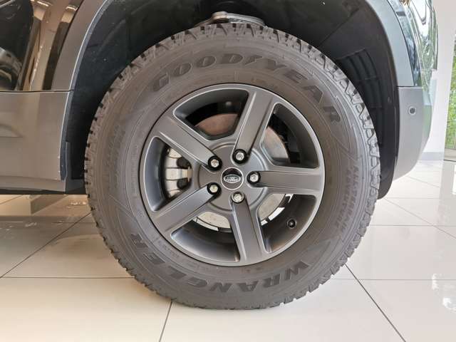 Land Rover Defender 9