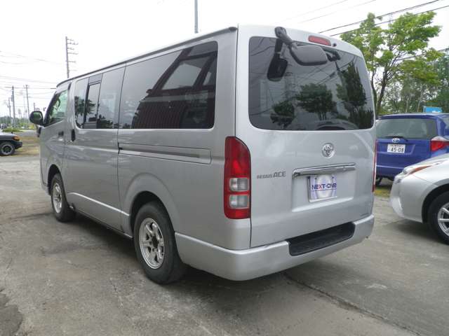Toyota Hiace Van 4
