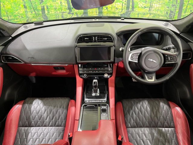 Jaguar F-Pace 2