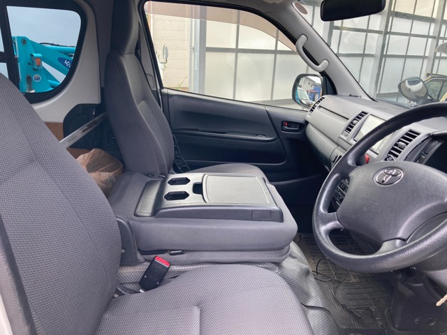 Toyota Regius Ace 6