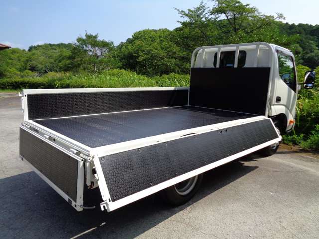 Hino Dutro 9