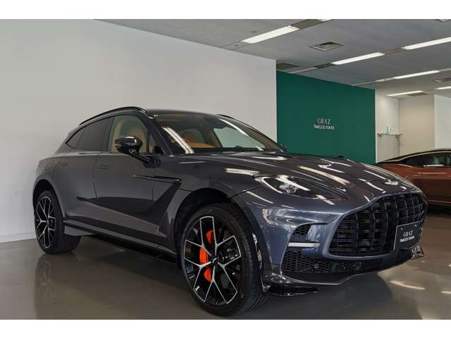 Aston Martin DBX 6
