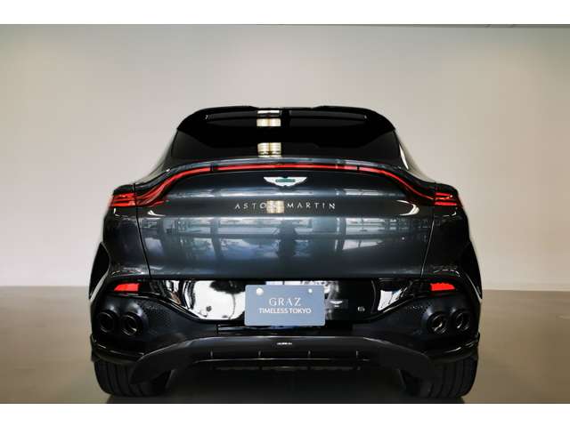 Aston Martin DBX 9