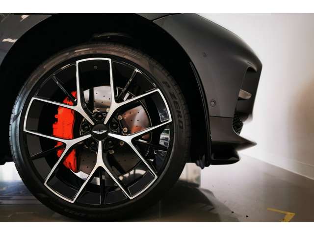 Aston Martin DBX 10