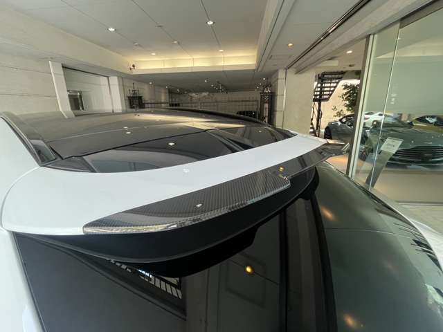 Aston Martin DBX 12