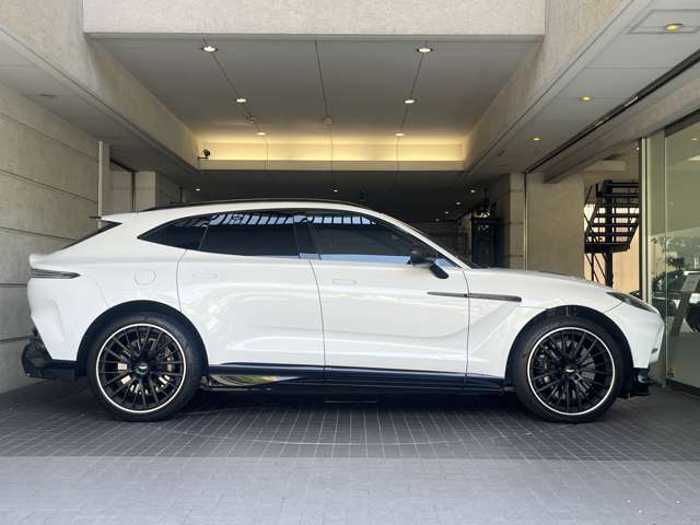 Aston Martin DBX 2