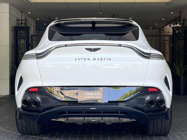 Aston Martin DBX 4