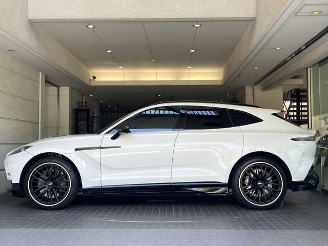 Aston Martin DBX 6