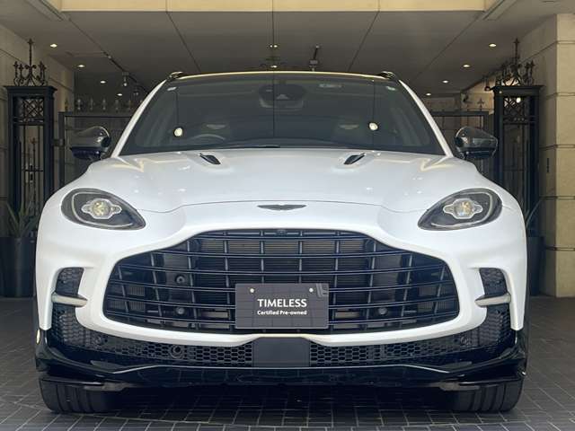 Aston Martin DBX 8