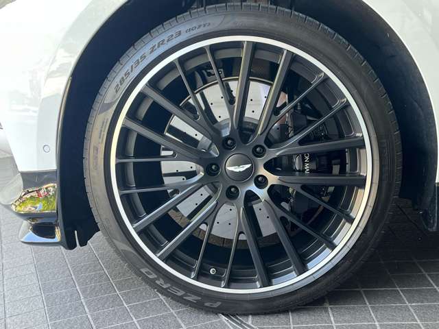 Aston Martin DBX 9