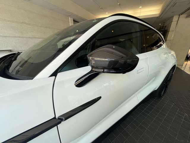 Aston Martin DBX 10
