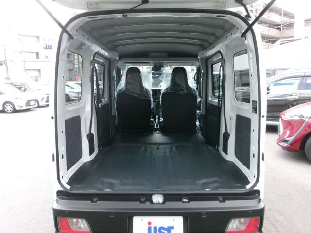 Daihatsu Hijet Cargo 11