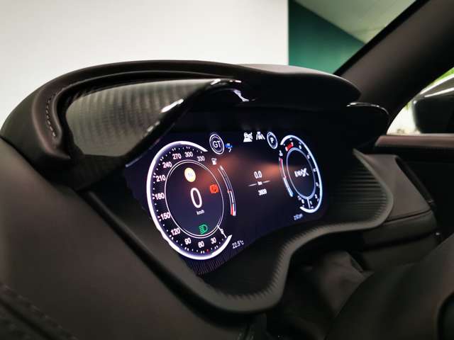 Aston Martin DBX 8
