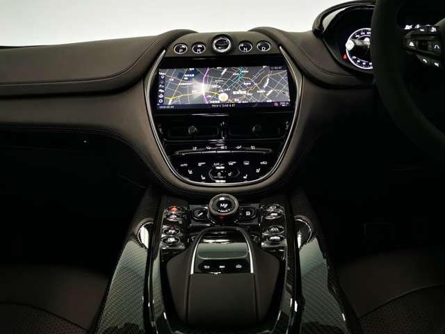 Aston Martin DBX 9