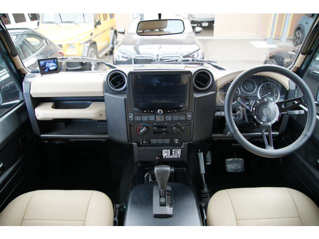 Land Rover Defender 12