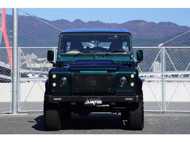 Land Rover Defender 3
