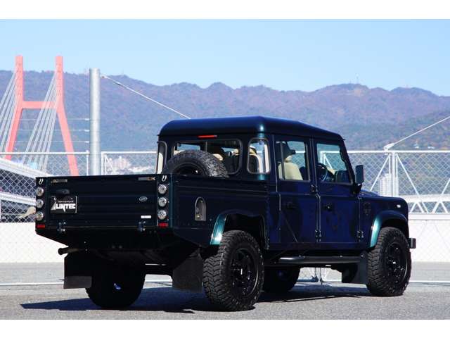 Land Rover Defender 6