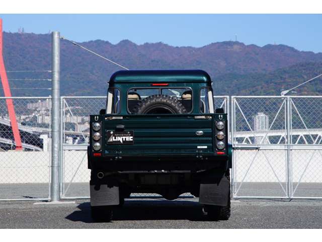 Land Rover Defender 7