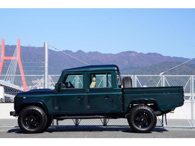 Land Rover Defender 9