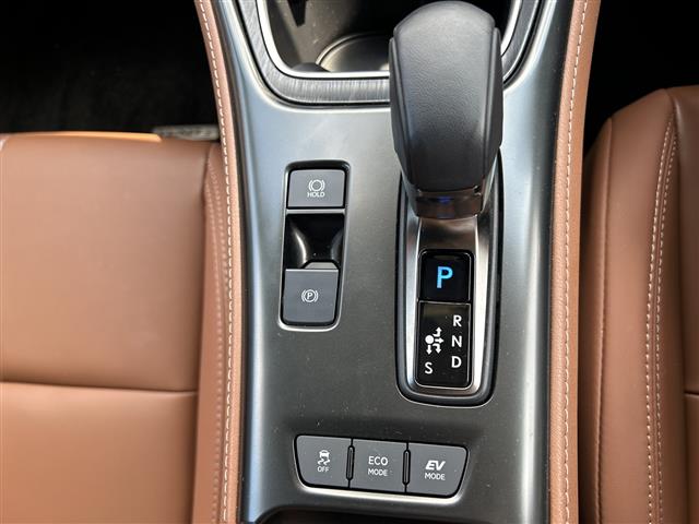 Lexus LBX 11