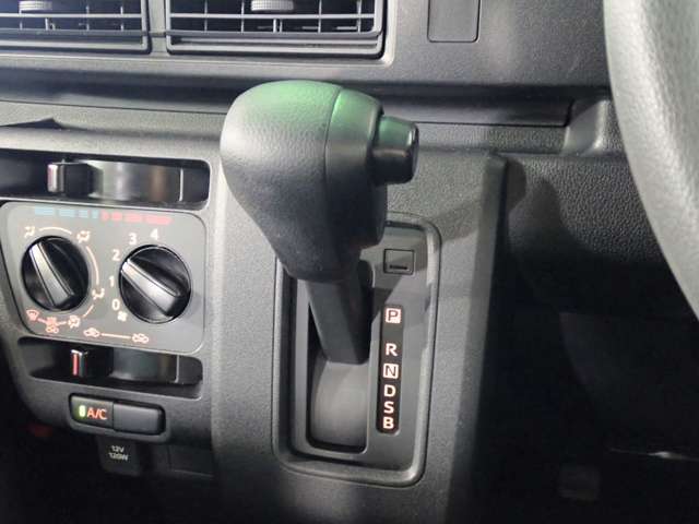 Daihatsu Hijet Deck Van 12