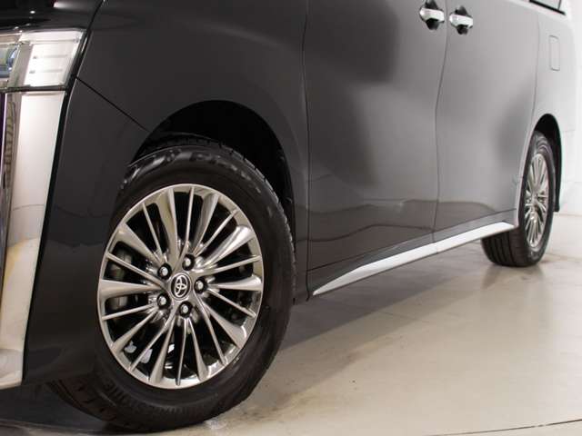 Toyota Vellfire 3