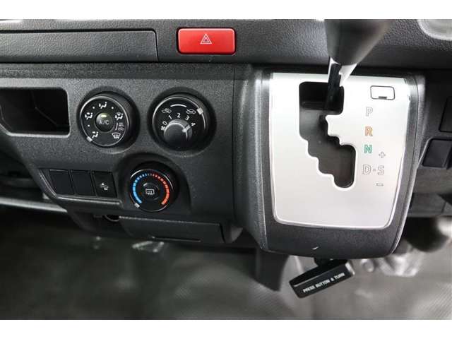 Toyota Hiace Van 12