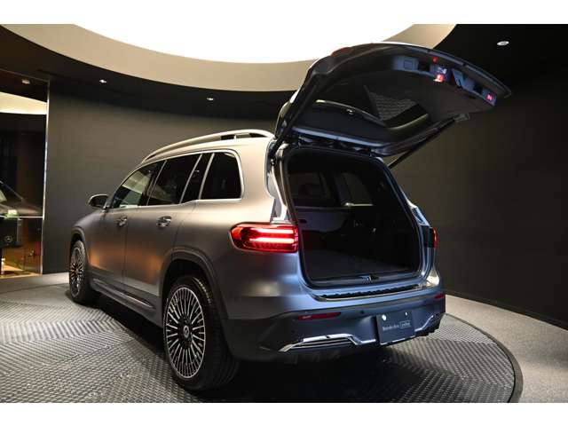 Mercedes-Benz EQB 8