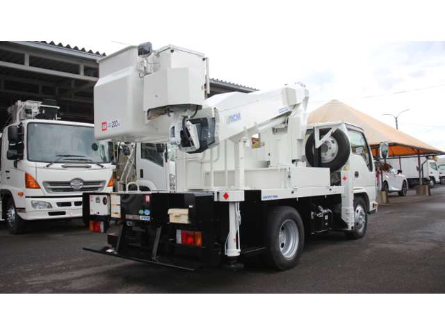 Isuzu Elf 3