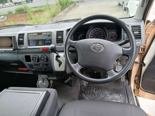 Toyota Hiace Van 9