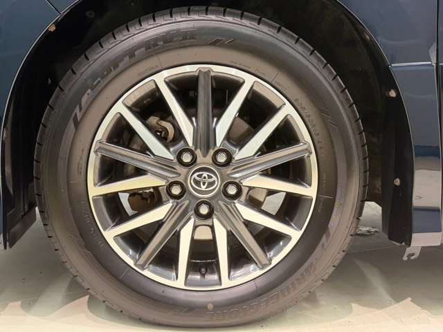 Toyota Voxy 12
