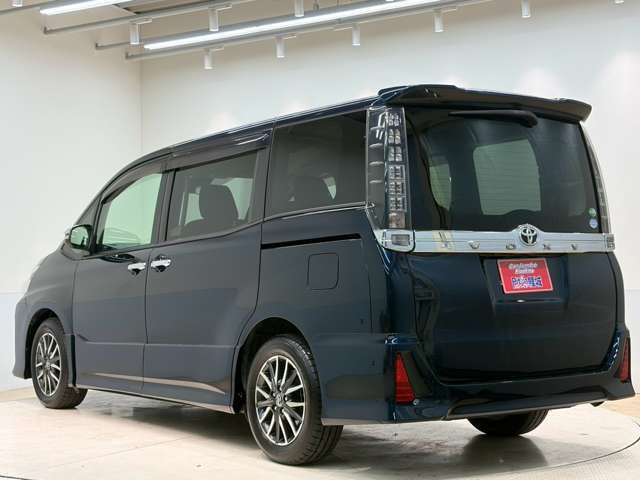 Toyota Voxy 9