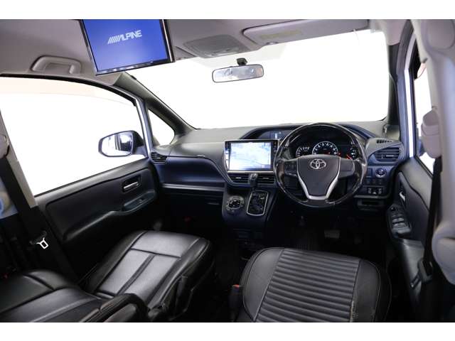 Toyota Voxy 11