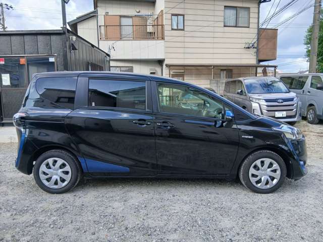 Toyota Sienta 4