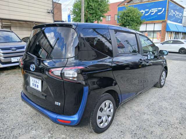 Toyota Sienta 5