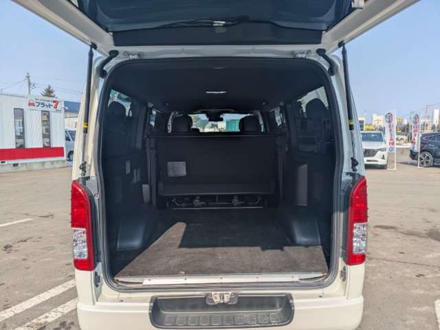Toyota Hiace Van 10