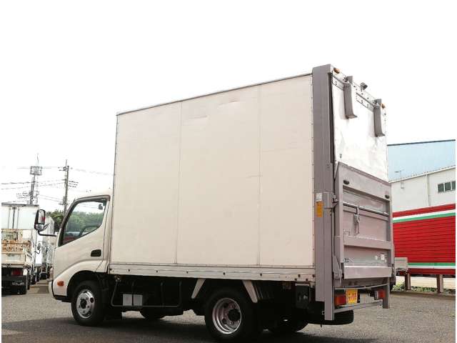 Hino Dutro 9