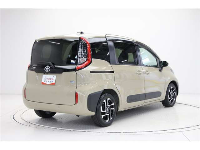 Toyota Sienta 4
