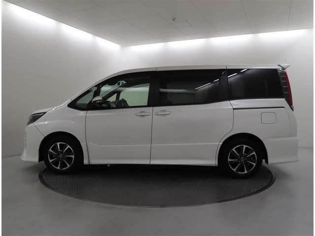 Toyota Noah 4