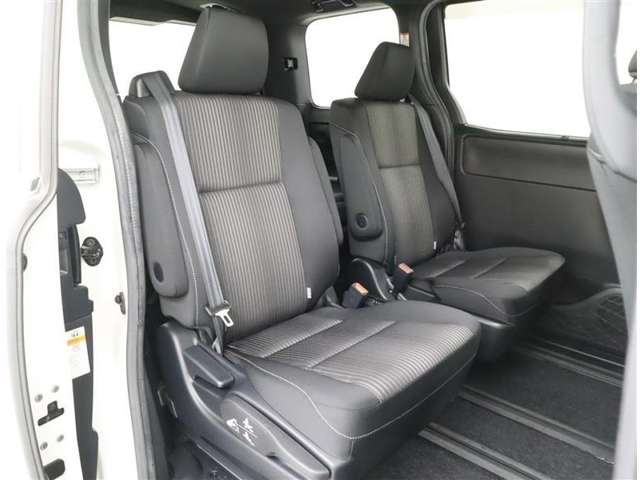 Toyota Noah 7