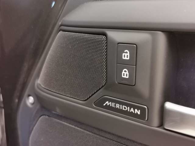 Land Rover Defender 12