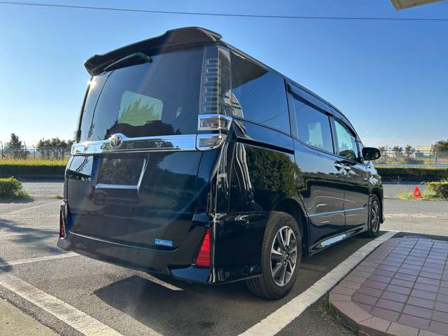 Toyota Voxy 8