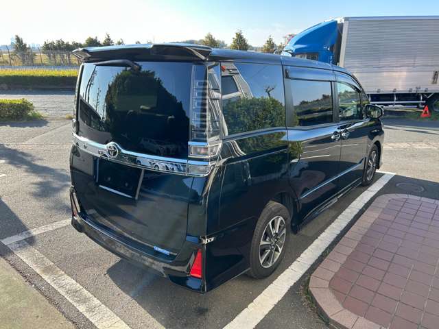 Toyota Voxy 9