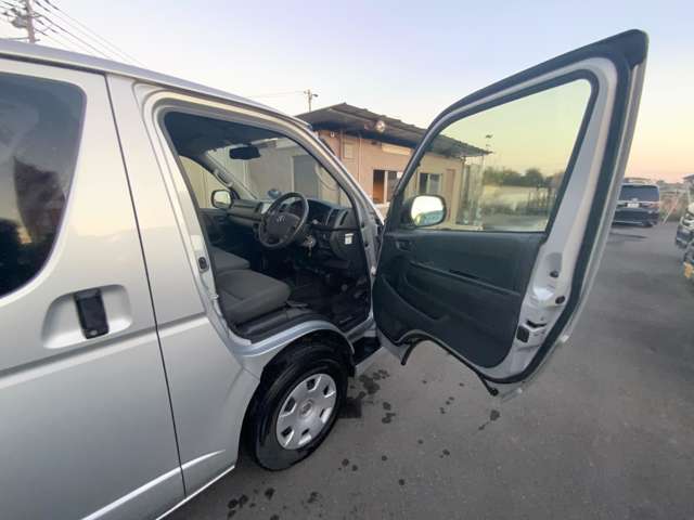 Toyota Hiace Van 5