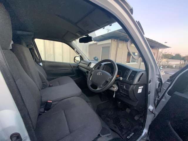 Toyota Hiace Van 6