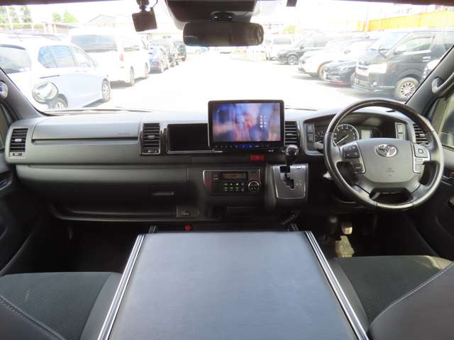 Toyota Hiace Van 6