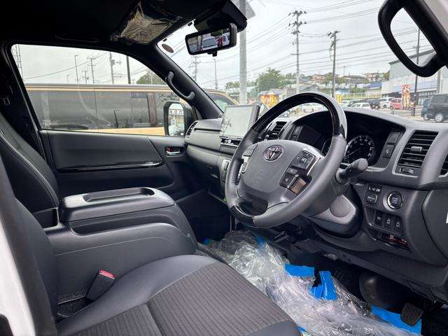 Toyota Hiace Van 12