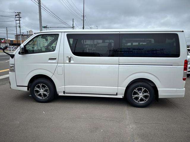 Toyota Hiace Van 7