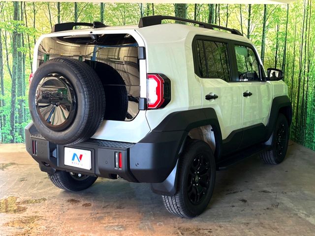 Toyota Land Cruiser FJ 12
