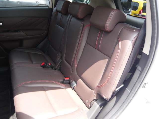 Mitsubishi Outlander PHEV 7
